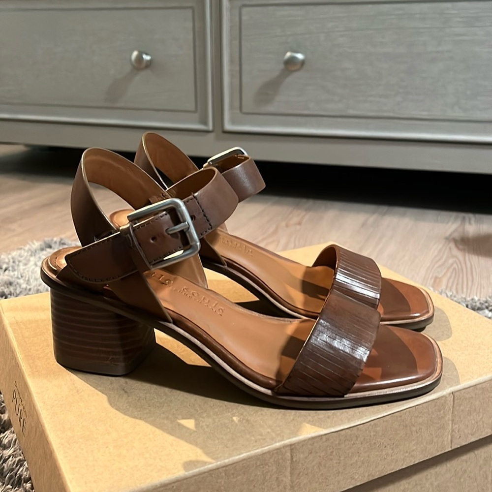 GENTLE SOULS BLOCK HEEL SANDAL - NEW